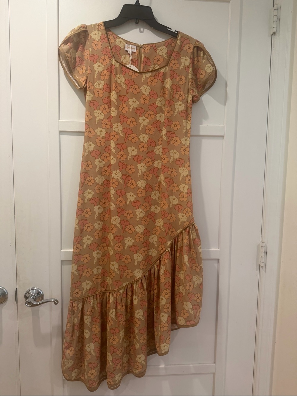 NWT Lei Kinis Puakenikeni print asymmetrical ruffle hem Hawaiian dress S